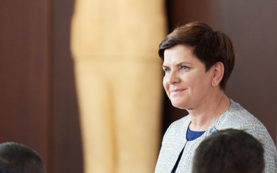 CBOS: Za i przeciw rządowi Beaty Szydło