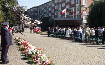 Uroczystości przy pomniku Obrońców Poczty Polskiej w Gdańsku