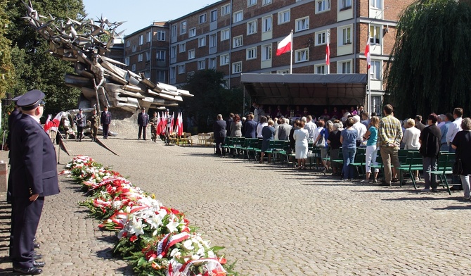 Uroczystości przy pomniku Obrońców Poczty Polskiej w Gdańsku