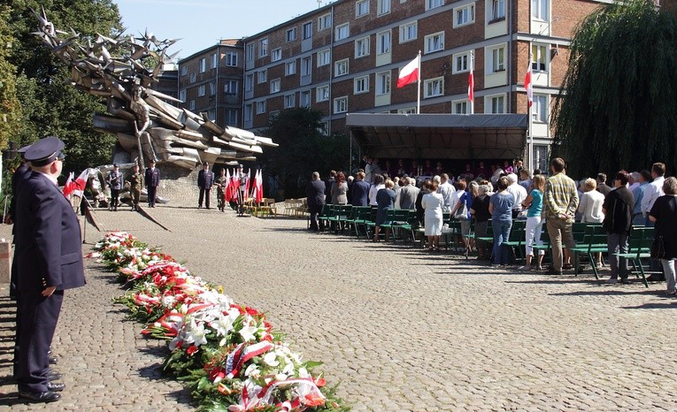 Uroczystości przy pomniku Obrońców Poczty Polskiej w Gdańsku