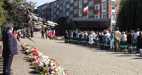 Uroczystości przy pomniku Obrońców Poczty Polskiej w Gdańsku