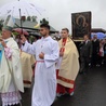 Bp Józef Zawitkowski w procesji z obrazem Matki Bożej Częstochowskiej