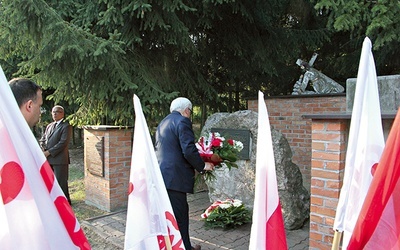 Poseł Tadeusz Woźniak składa kwiaty przy pomniku „Solidarności”.