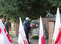 Poseł Tadeusz Woźniak składa kwiaty przy pomniku „Solidarności”.