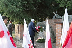 Poseł Tadeusz Woźniak składa kwiaty przy pomniku „Solidarności”.