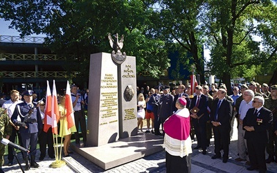Monument poświęcił  bp Henryk Tomasik.