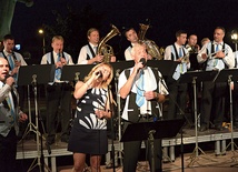 Na tarasie przed Miejskim Domem Kultury koncertowała orkiestra z Opočna, miasta partnerskiego Opoczna.