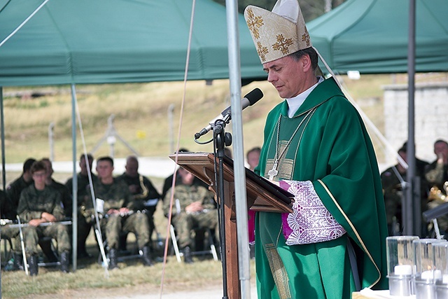 ▲	Bp Adam Bałabuch na Mszy św. w Gross-Rosen.