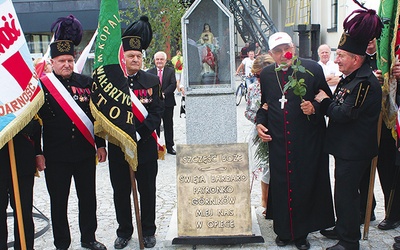 ▲	Uroczystości na terenie Starej Kopalni rozpoczęły się od spotkania przed figurą św. Barbary, która dawniej witała górników wchodzących do kopalni.