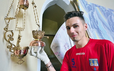 ▲	Bartosz Giemza oraz jego ojciec, Jacek, odnowili wieczną lampkę.