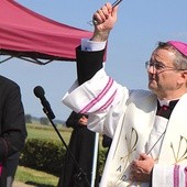 Biskup Tadeusz Lityński poświęcił kaplicę XXI stacji, miejsce szczególnej modlitwy za upokorzonych cierpieniem i ich opiekunów.