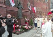 ▲	Przed rozpoczęciem Eucharystii prezydent i premier złożyli kwiaty u stóp pomnika Jana Pawła II oraz na grobie śp. ks. prał. Henryka Jankowskiego, kapelana „Solidarności”.