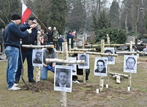 ▲	By kolejni skazani na zapomnienie członkowie antykomunistycznego podziemia odzyskali nazwiska,  potrzebni są również świadkowie okoliczności zbrodni lub osoby, które z przekazów lub świadectw mogłyby powiedzieć,  co pamiętają lub co słyszeli.