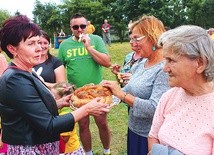 Wszystkich przybyłych na uroczystość starości dożynkowi częstowali chlebem.