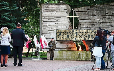 Podczas uroczystości rocznicowych złożono kwiaty pod pomnikiem Ofiar Grudnia 1970 roku.