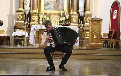 Akordeonista Mikołaj Stolarski wystąpił w duecie z Michałem Sławeckim. 