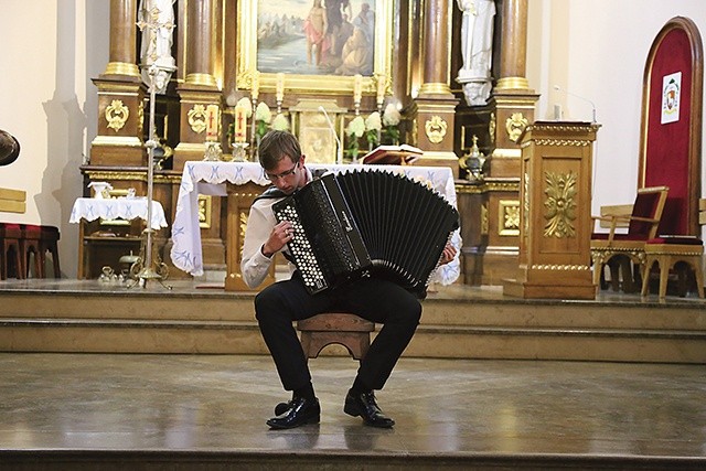 Akordeonista Mikołaj Stolarski wystąpił w duecie z Michałem Sławeckim. 