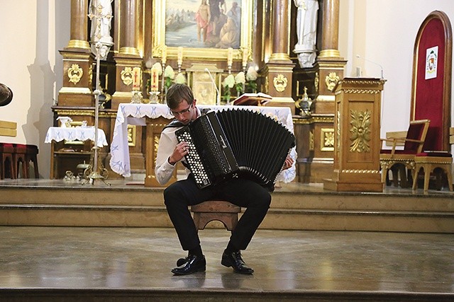 Akordeonista Mikołaj Stolarski wystąpił w duecie z Michałem Sławeckim. 