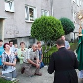 Biskup Włodarczyk błogosławi domy w Zarańsku.