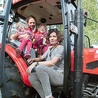 Fascynacja traktorami udziela się całej rodzinie Obałków. 