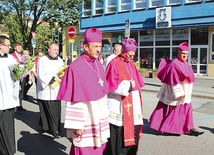 ▲	Biskupi: Roman Pindel, František Lobkovicz i Piotr Greger na czele procesji.