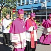 ▲	Biskupi: Roman Pindel, František Lobkovicz i Piotr Greger na czele procesji.
