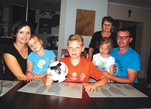 Piłkarska rodzina. Od lewej mama Marta z Natalią, Karol, tata Damian z Zuzanną i babcia Alina.