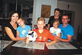 Piłkarska rodzina. Od lewej mama Marta z Natalią, Karol, tata Damian z Zuzanną i babcia Alina.