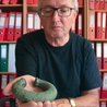 Marek Florek prezentuje brązową bransoletę sprzed ok. 3,5 tys. lat.