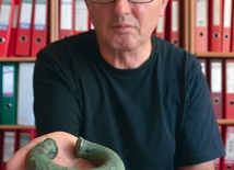Marek Florek prezentuje brązową bransoletę sprzed ok. 3,5 tys. lat.