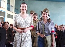 Młodzież przygotowała inscenizację o „Ince”. Na zdjęciu Danuta Siedzikówna (po prawej) w otoczeniu oddziału, w którym służyła.