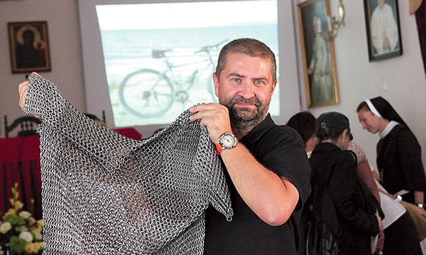 Adam Maniura z wykonaną przez ucznia kolczugą – pomysłowym „wypracowaniem” z religii.