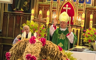 ▲	Abp Górzyński poświęcił wieńce, które przynieśli do świątyni rolnicy.