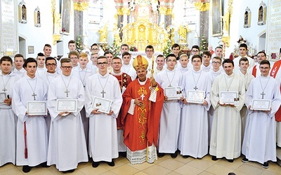 Nowo ustanowieni ceremoniarze otrzymali krzyże od biskupa Rudolfa Pierskały.