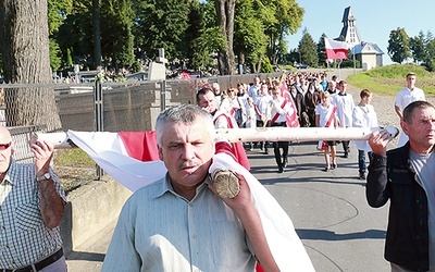 Na początku niesiony jest duży brzozowy krzyż z narodowymi barwami.