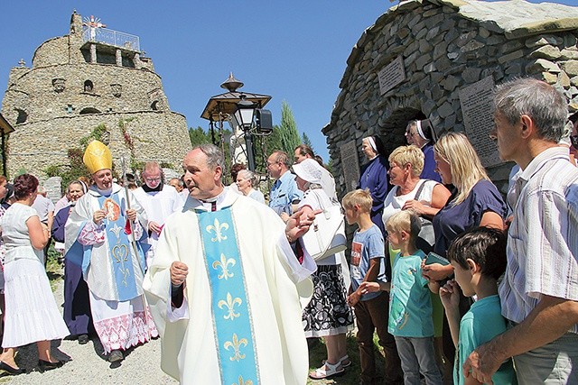  Dróżki Maryjne i Golgota, po których oprowadza biskupa tarnowskiego tylicki kustosz ks. Marian Stach.