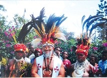 Ks. Bogdan Cofalik wśród Papuasów. W tradycyjne barwy malują oni siebie i swojego księdza co roku w święto Świętej Rodziny.
