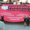 Uroczystości na Wzgórzu Zamkowym uświetnili oprawą kibice Zagłębia Lubin oraz młodzież związana z centrum kultury.