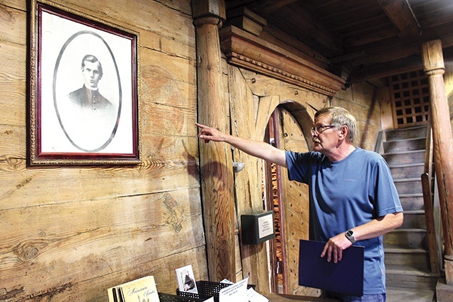 ◄	 Marek Kaleja pokazuje jeden z dwóch zachowanych oryginalnych zacheuszków, obok portret ks. Teodora Christopha