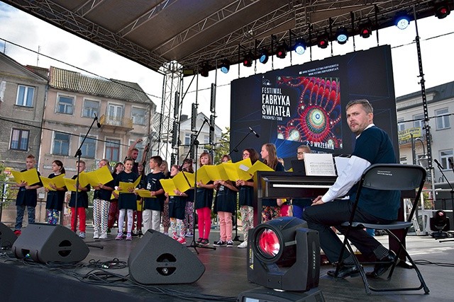 ▲	W czasie imprezy powstał Dziecięcy Chór Festiwalowy pod kierunkiem Rafała Witkowskiego, organisty przasnyskiej fary.
