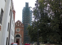 ▲	Wieża katedralna w remoncie.