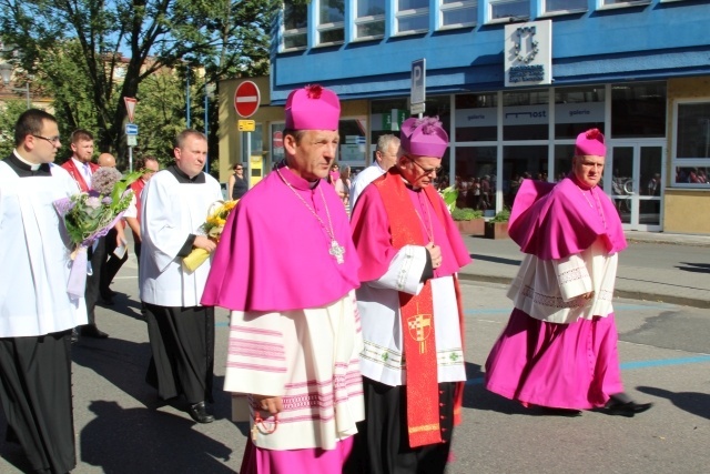 Procesja przeszła ulicami Czeskiego Cieszyna pod przewodnictwem biskupów: Romana Pindla, Frantiszka Lobkovicza i Piotra Gregera
