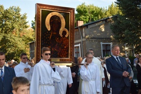 Lektorzy parafii Wniebowstapienia Pańskiego w Żyrardowie niosą ikonę Czarnej Madonny