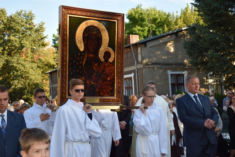 Lektorzy parafii Wniebowstapienia Pańskiego w Żyrardowie niosą ikonę Czarnej Madonny