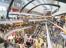 Galerie handlowe są codziennie wypełnione klientami.