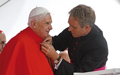 Papież Benedykt  ze swoim sekretarzem  abp. Georgiem Gänsweinem.