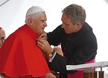 Papież Benedykt  ze swoim sekretarzem  abp. Georgiem Gänsweinem.