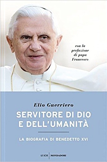 Włoska biografia papieża seniora została opublikowana przez wydawnictwo Mondadori.