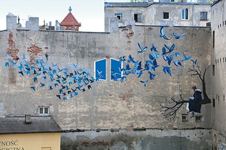 Mural na ścianie kamienicy przy ul. Próchnika 15 w Łodzi nosi tytuł „Contemplare et contemplata aliis tradere”, czyli kontemplować i dzielić się owocami kontemplacji.