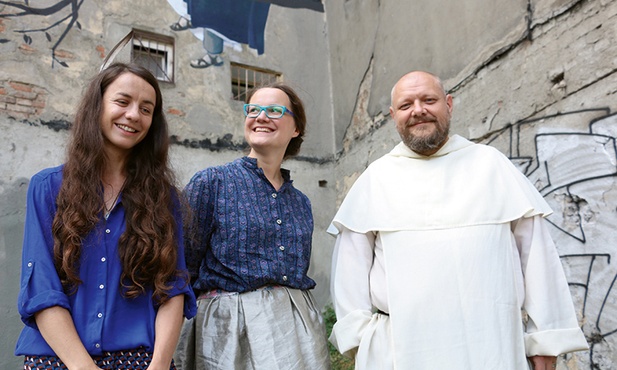 Aleksandra Adamczuk i Paulina Nawrot – artystki z grupy twórców chrześcijańskich Vera Icon z o. Tomaszem Nowakiem.